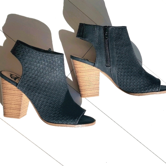 Fergalicious Shoes - NWOT Fergalicious peep toe block heel sandals 8